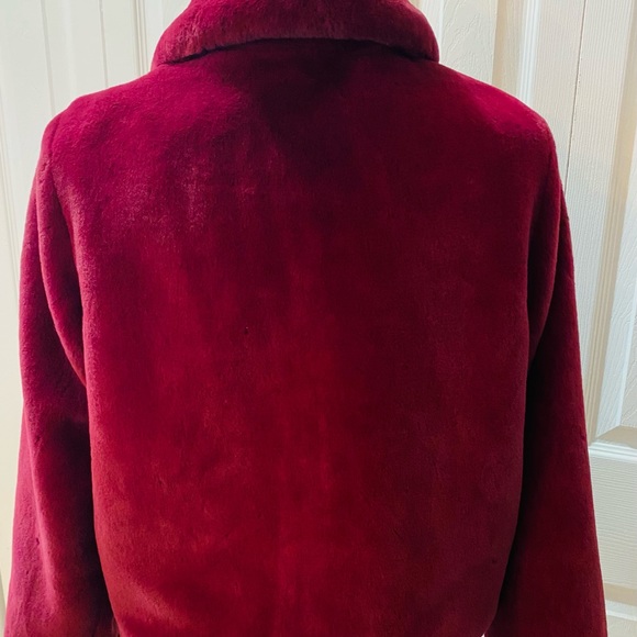 A new day. Gorgeous faux sofffttt burgundy colored fur - Picture 7 of 11